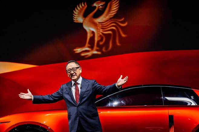 도요타 아키오 토요타 회장이 29일 일본 도쿄에서 열린 ‘2025 재팬 모빌리티 쇼’ 프레스데이에서 센추리 신차를 소개하고 있다.(사진=토요타)