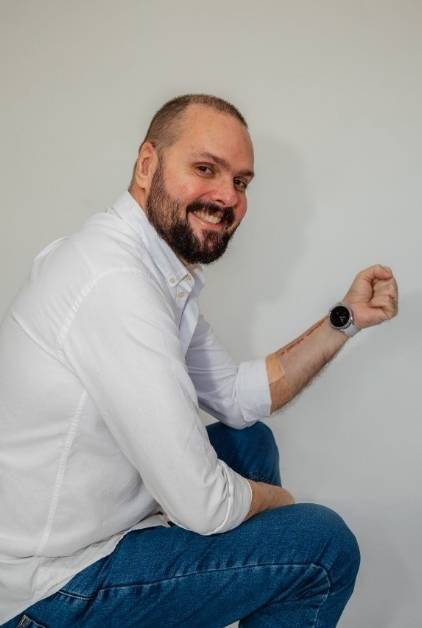 '갤럭시워치' 심전도 테스트 기능을 통해 심장이상 수술을 받은 호베르토 갈라르트. 출처=삼성뉴스룸