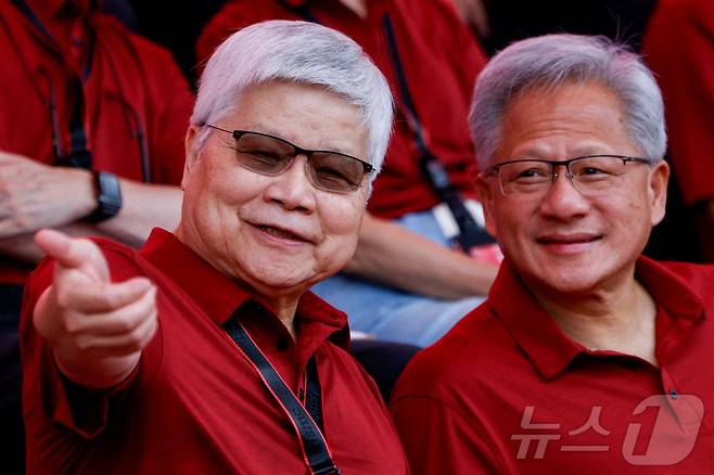 TSMC 연례 체육행사 무대에서 대화 중인 C.C. 웨이 TSMC CEO와 젠슨 황 엔비디아 CEO/ 2025.11.8ⓒ 로이터=뉴스1