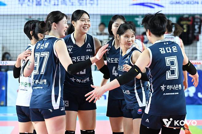 환호하는 도로공사 선수들. 제공 | 한국배구연맹