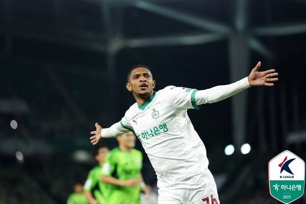 대전하나시티즌의 에르난데스가 8일 전주월드컵경기장에서 치러진 전북현대와의 하나은행 K리그1 2025 36라운드 경기에서 득점 후 기뻐하고 있다. /사진=한국프로축구연맹