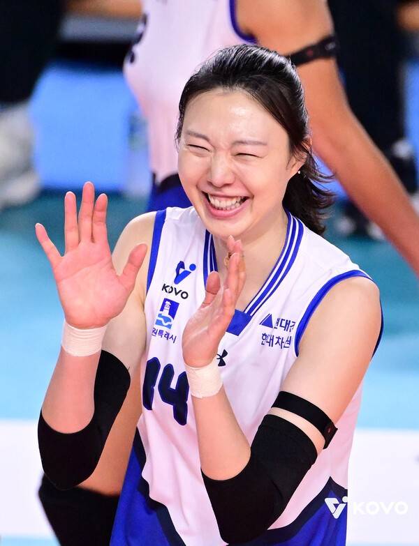 현대건설 양효진이 8일 김천체육관에서 치러진 한국도로공사와의 진에어 2025-2026 V-리그 1라운드 경기에서 미소를 짓고 있다. /사진=한국배구연맹