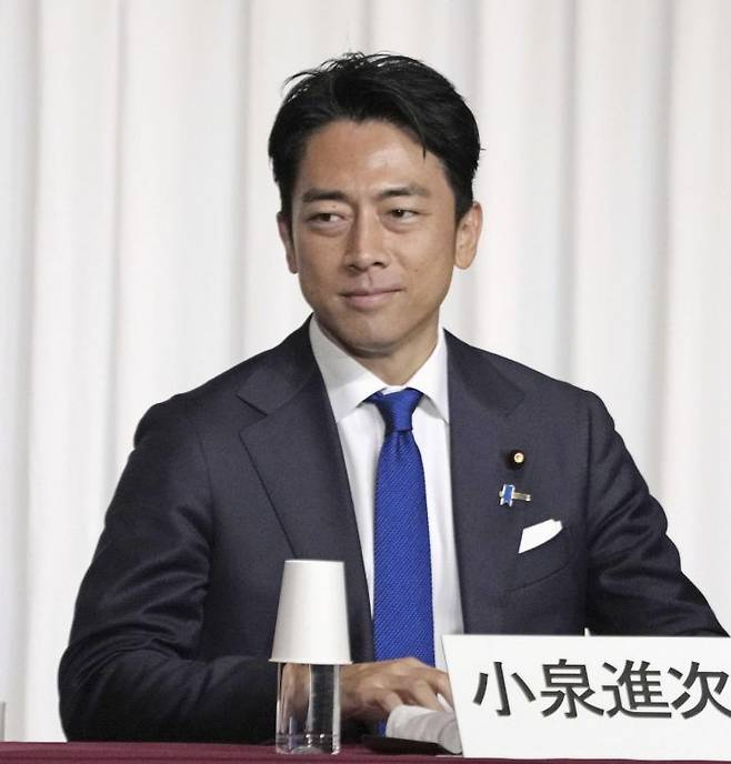 고이즈미 고타로의 동생 고이즈미 신지로 당시 환경상이 총재 후보 출마 소견을 발표하고 있다. 연합뉴스