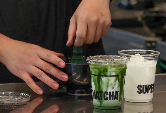 지난 1일 서울 용산구 한 말차 전문점에서 직원이 말차 음료를 제조하고 있다. 연합뉴스