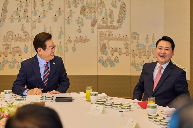 지난 9월 8일 서울 용산 대통령실 청사에서 열린 여야 지도부 오찬 회동에서 이재명 대통령과 장동혁 국민의힘 대표가 대화하며 웃고 있다./대통령실