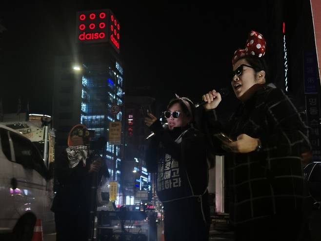 2025년 11월5일 생일을 맞은 고진수 민주노총 관광레저산업노조 세종호텔지부장을 위해 동료들이 서울 중구 세종호텔 앞에 모여 신나는 노래를 부르고 있다. 신다은 기자