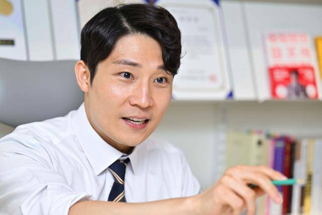 황해수씨는 지난달 21일 서울 논현동 사무실에서 한국일보와 만나 유튜버로 제대로 돈 버는 사람은 극소수라며 "영상 10분 내보내기 위해 서너 시간 하기 싫은 편집을 묵묵히 견뎌야 하는 등의 어려움을 알고 시작하는 게 좋다"고 말했다. 강예진 기자