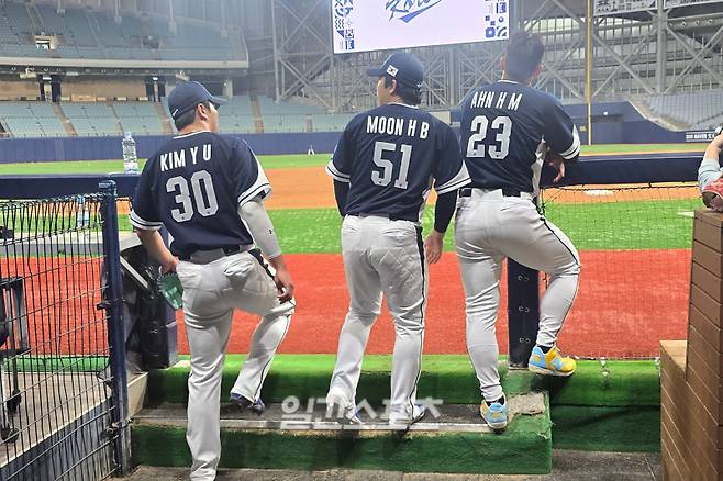 5일 서울 고척스카이돔에서 열린 대표팀 훈련에 참가한 김영웅-문현빈-안현민. 고척=윤승재 기자