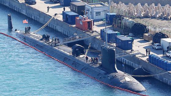 미국 해군 버지니아급 핵잠수함 '미주리함'(SSN-780)이 2023년 12월 부산 남구 해군작전사령부 부산작전기지에 입항해 있다. 미주리함은 길이 115m, 폭 10m, 배수량 7800톤, 속력은 25노트 이상이다. 대잠수함전, 대수상함전, 대육상공격임무, 특수전, 정찰 및 감시작전, 기뢰전 등 다양한 전투임무를 수행할 수 있다. 뉴스1