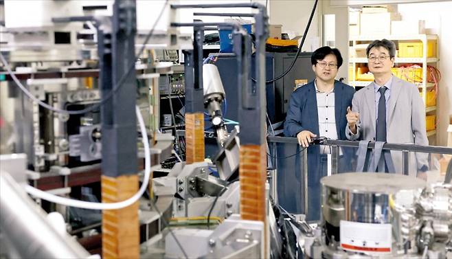 심형진 서울대 원자력미래기술정책연구소장(오른쪽)과 정경재 서울대 원자핵공학과 교수가 7일 서울대에 있는 핵융합 실험장치 ‘VEST’를 살펴보고 있다. /문경덕 기자