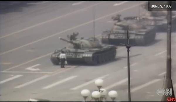 ▲ 1989년 6월5일 조나단 쉐어 기자가 촬영한 일명 '탱크맨' 영상. CNN 유튜브 영상 갈무리.