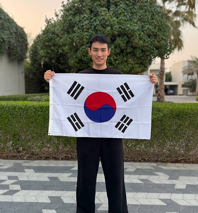 2026 북중미 월드컵 출전을 노리는 한국 축구대표팀 수비수 조유민이 태극기를 들고 포즈를 취하고 있다. 임정우 기자