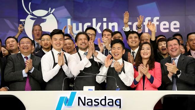 나스닥 상장 직후 머디워터스의 폭로로 파산 보호 신청까지 나락을 갔던 루이싱. 사진=FT