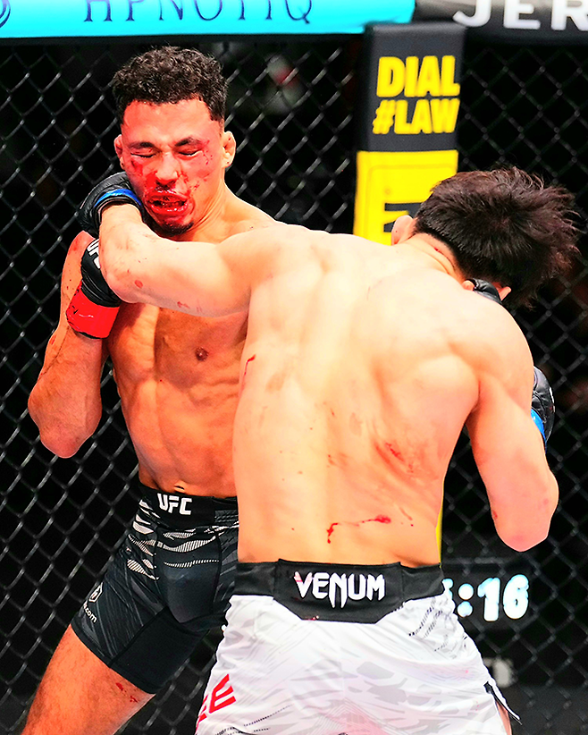 RTU 시즌2 밴텀급 우승자 이창호가 2025년 11월 미국 네바다주 엔터프라이즈 UFC on ESPN+ 121 제6경기에서 라이트급 출신 티머시 앙헬 쿠암바를 공격하고 있다. 사진=TKO