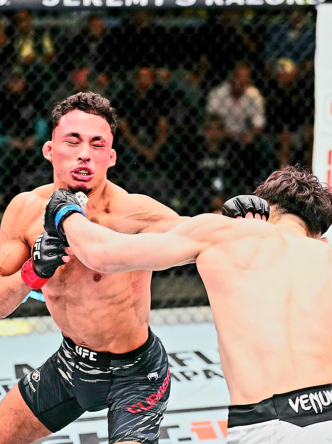 라이트급 출신 티머시 앙헬 쿠암바가 2025년 11월 미국 네바다주 엔터프라이즈 UFC on ESPN+ 121 제6경기에서 RTU 시즌2 밴텀급 우승자 이창호한테 맞고 있다. 사진=TKO