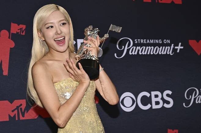 블랙핑크의 로제가 지난 9월 7일(현지 시간) 미 뉴욕주 엘먼트의 UBS 아레나에서 열린 '2025 MTV 비디오 뮤직 어워즈'(MTV VMA)에서 아파트(APT.)로 '올해의 노래' 상을 받고 프레스룸에서 포즈를 취하고 있다./사진=뉴시스 /사진=민경찬