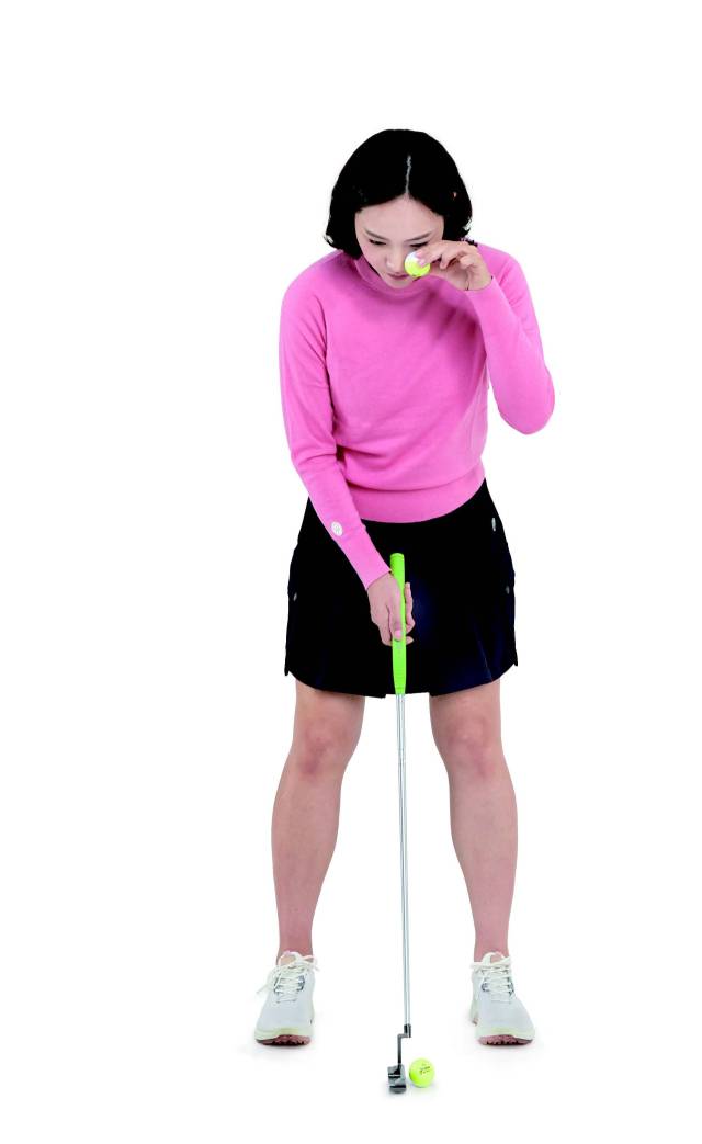 퍼팅을 할 때 볼이 위치해야 할 지점은 주시안의 바로 앞에서 놓은 볼이 떨어진 지점이다.