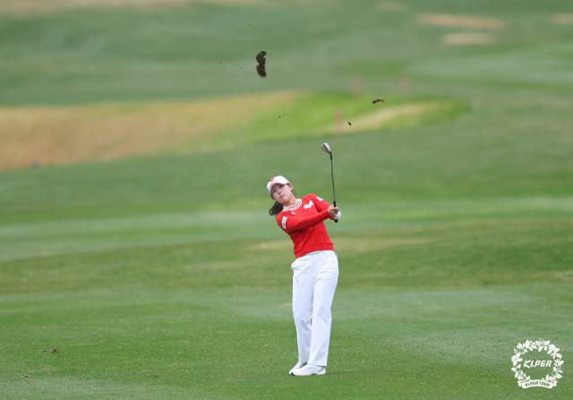 2라운드 1번 홀에서 아이언 샷하는 황유민. 사진 제공=KLPGA