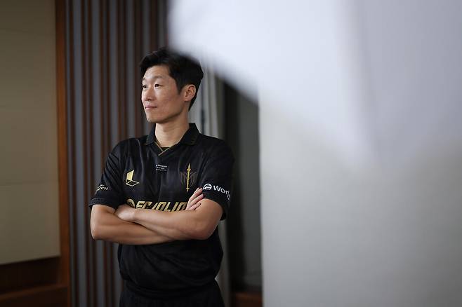 ▲ 현역 시절에도 박지성은 희생의 상징이었다. 화려한 기술 대신 지치지 않는 체력과 헌신적인 움직임으로 세계적인 감독과 선수들의 신뢰를 얻었다. 맨유 시절 퍼거슨 감독에게도 헌신의 아이콘으로 극찬을 받았다. 그런 마음으로 아이콘 매치를 뛰었고, 무릎은 더욱 안 좋아졌다. ⓒ 넥슨