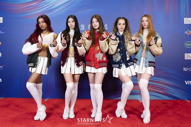 걸그룹 캣츠아이가 22일 정오(한국시간) 미국 LA 돌비씨어터에서 진행된 '2024 마마어워즈'(2024 MAMA AWARDS) 레드카펫 행사에서 포즈를 취하고 있다. /사진제공=CJENM 2024.11.22 /사진=이동훈 photoguy@