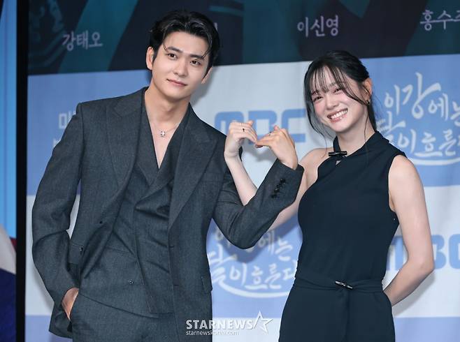 배우 강태오, 김세정이 30일 오전 서울 마포구 상암동 MBC 사옥에서 진행된 금토드라마 '이강에는 달이 흐른다' 제작발표회에 참석해 포즈를 취하고 있다. 웃음을 잃은 세자와 기억을 잃은 부보상의 영혼 체인지 역지사지(易地四肢) 로맨스 판타지 사극 '이강에는 달이 흐른다'는 11월 7일 첫 방송된다. /2025.10.30 /사진=이동훈 photoguy@