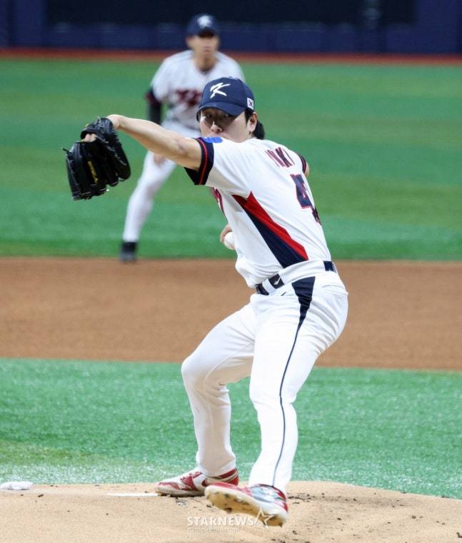 야구대표팀 선발투수 곽빈이 8일 오후 서울 고척스카이돔에서 열리는 '2025 NAVER K-BASEBALL SERIES' 한국과 체코의 평가전에서 선발로 나서 역투하고 있다. /사진=강영조 선임기자
