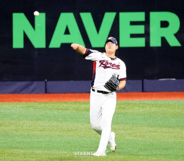 우완 투수 김서현이 지난 7일 고척스카이돔에서 열린 2026 WBC 야구대표팀 훈련에서 캐치볼을 하고 있다. /사진=강영조 선임기자