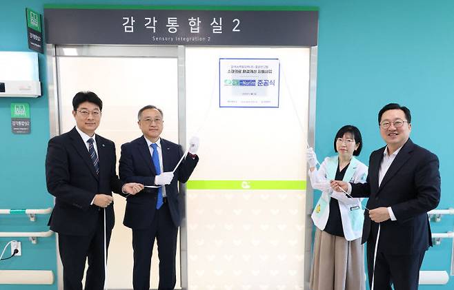 대전시는 한국수력원자력(주) 중앙연구원의 설치비 후원으로 특수치료실이 추가 설치를 완료함에 따라 7일 현판 제막식을 개최했다. 이날 행사에는 이장우 대전시장, 양승한 한국수력원자력 중앙연구원 기획관리실장, 최승인 초록우산어린이재단 대전지역본부장, 양신승 공공어린이재활병원장 등이 참석해 장애아동의 치료 환경개선을 함께 축하했다. 사진제공은 대전시