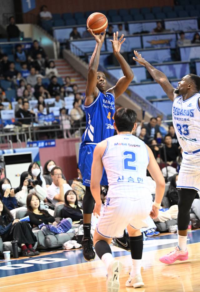 서울 삼성 썬더스의 앤드류 니콜슨이 8일 친정인 대구 한국가스공사 페가수스와의 경기 도중 3점슛을 시도하고 있다. KBL 제공