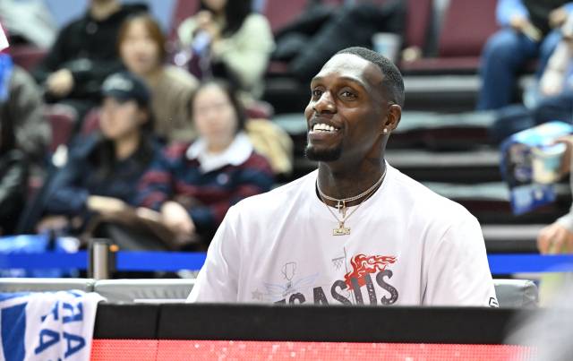 대구 한국가스공사 페가수스의 라건아가 8일 벤치에서 서울 삼성 썬더스와의 경기를 지켜보고 있다. KBL 제공