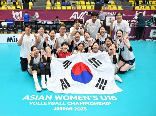 한국 여자배구 16세 이하(U-16) 대표팀이 2025 U-16 아시아선수권대회 결승에서 대만을 꺾고 우승을 차지한 가운데 한국 선수들이 태극기를 들고 우승 기념촬영을 하고 있다. 사진=아시아배구연맹