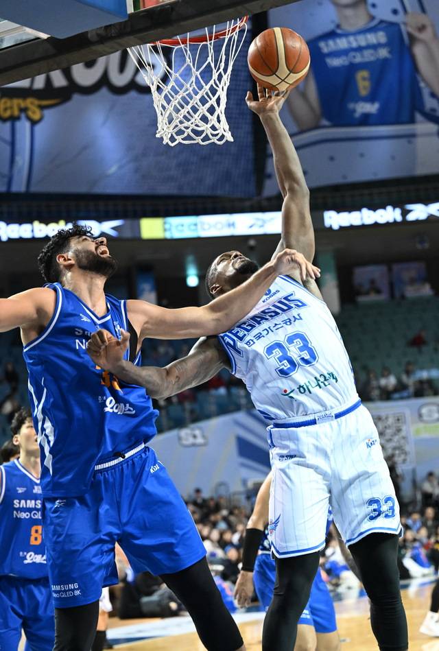 리바운드하는 한국가스공사의 닉 퍼킨스. KBL제공