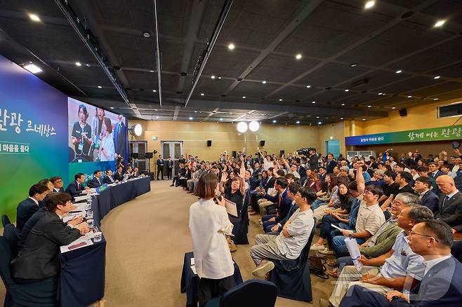 이재명 대통령이 지난 9월 12일 강원 춘천시 강원창작개발센터에서 열린 '강원의 마음을 듣다' 타운홀 미팅에서 참석자들의 질문을 받고 있다. (이재명 대통령 SNS. 재판매 및 DB 금지) 2025.9.13/뉴스1 ⓒ News1 이재명 기자