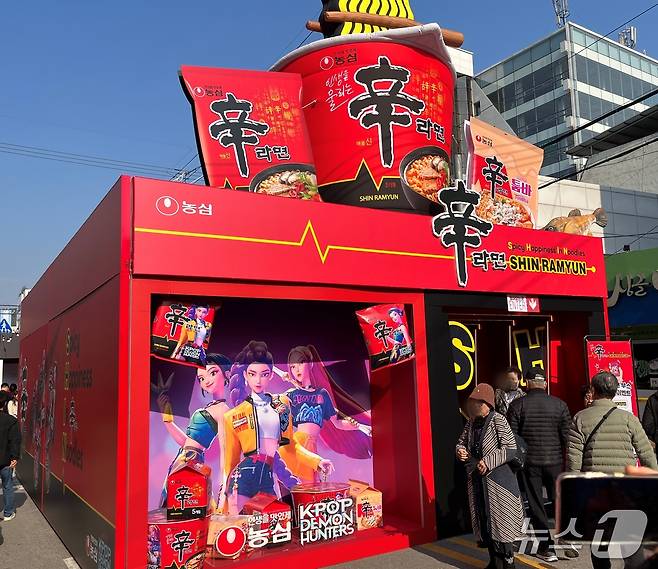 농심 케데헌 신라면 부스에 사람들이 들어가고 있다. 2025.11.7 / 뉴스1 박혜연 기자 ⓒ 뉴스1