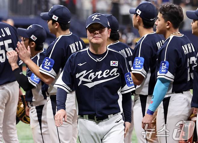9일 오후 서울 구로구 고척스카이돔에서 열린 2026 WBC 대비 평가전 '2025 네이버 K-베이스볼 시리즈(K-BASEBALL SERIES)' 체코와의 2차전 경기. 체코에 11대 1 대승을 거둔 대표팀 류지현 감독이 경기장을 나서고 있다. 2025.11.9/뉴스1 ⓒ News1 구윤성 기자