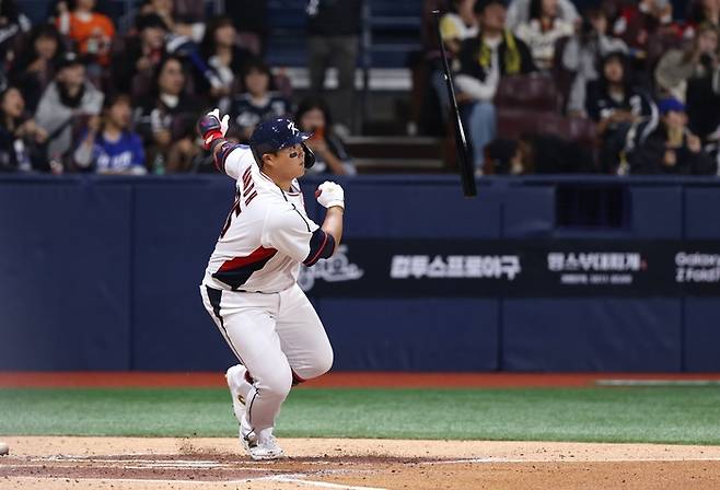 야구대표팀 한동희가 8일 고척스카이돔에서 열린 2025 K-베이스볼 시리즈 체코와 평가전 1차전에서 2루타를 때리고 있다. 사진 | KBO