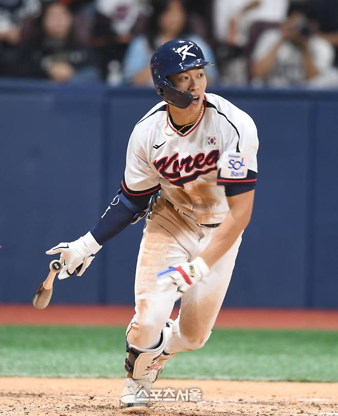 야구 국가대표팀 송성문이 1일 고척스카이돔에서 열린 쿠바와 평가전 4회말 무사1루 내야땅볼을 치고 있다. 고척 | 최승섭기자 thunder@sportsseoul.com