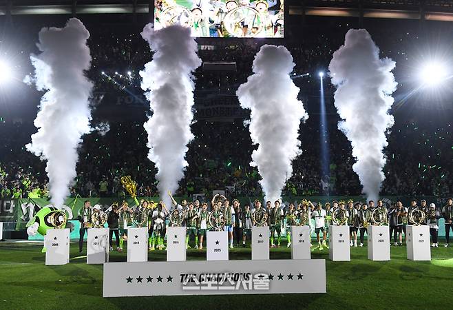 전북 현대 선수들이 8일 전주월드컵경기장에서 열린 하나은행 K리그1 대전 하나 시티즌과 경기 후 진행된 우승 기념 행사에서 10개의 트로피를 놓고 팬들을 배경으로 기념촬영을 하고 있다. 2025. 11. 8. 전주 | 박진업 기자 upandup@sportsseoul.com