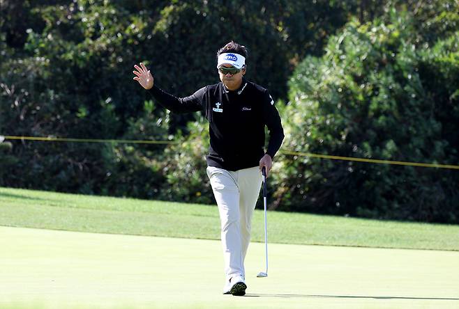 박상현이 9일 테이밸리 골프&리조트에서 열린 KPGA투어 시즌 최종전 투어챔피언십에서 버디를 낚은 뒤 인사하고 있다. 사진 | KPGA