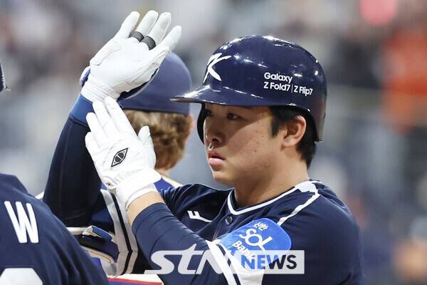 9일 오후 서울 구로구 고척스카이돔에서 열린 2025 K-베이스볼 시리즈 대한민국과 체코의 평가전 2차전 경기, 한국 6회초 공격 2사 주자 만루서 문현빈이 2타점 적시타를 때린 뒤 세리머니를 하고 있다. /사진=뉴시스