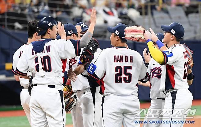 2025 K-BASEBALL SERIES 대한민국과 체코의 평가전이 8일 고척스카이돔에서 열렸다. 승리한 대한민국 선수들이 기뻐하고 있다. 고척=박재만 기자 pjm@sportschosun.com/2025.11.08/