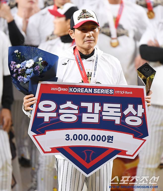 31일 대전 한화생명볼파크에서 열린 LG와 한화의 한국시리즈 5차전. LG가 4대1로 승리하며 시리즈 전적 4승 1패로 우승을 차지했다. 우승 감독상을 수상한 염경엽 감독. 대전=정재근 기자 cjg@sportschosun.com/2025.10.31/