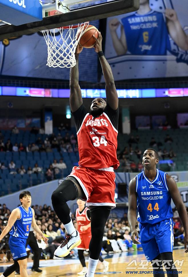 9일 잠실실내체육관에서 열린 서울 삼성과 서울 SK의 경기, SK 워니가 골밑돌파를 시도하고 있다. 잠실실내체=허상욱 기자wook@sportschosun.com/2025.11.09/