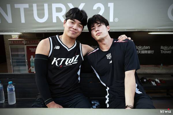 손동현(왼쪽), 원상현. ⓒkt wiz