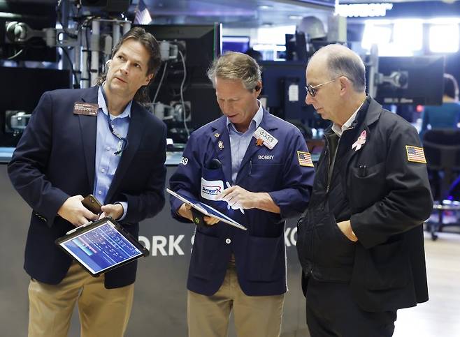 도널드 트럼프 미국 대통령의 관세 정책에도 불구하고 미 기업들의 올 3분기 순익 성장률은 4년 만에 최고를 기록한 것으로 조사됐다. 그러나 소비자들은 주식 보유 여부에 따라 소비가 양극화하고 있는 것으로 나타났다. UPI 연합