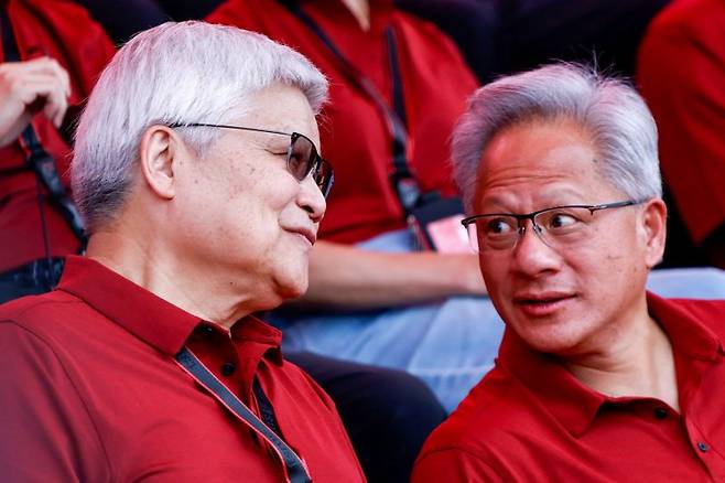 젠슨 황(오른쪽) 엔비디아 최고경영자(CEO)와 웨이저자 TSMC 회장이 8일 대만 신주 시에서 열린 TSMC 연례 체육대회에 참석해 귀엣말을 나누고 있다. 로이터 연합