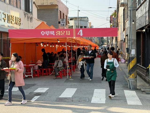 7일부터 사흘 동안 경북 구미시에서 열린 '2025 구미라면축제'에서 주최 측이 메인 도로 옆 골목에 마련한 라면 시식 장소. 구미=안아람 기자