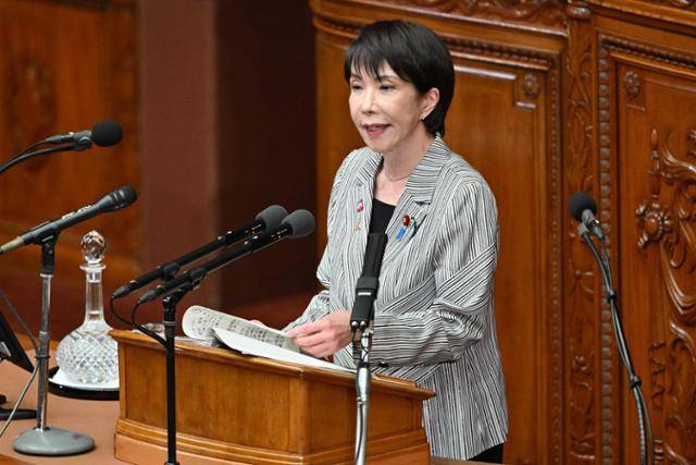 다카이치 사나에 일본 총리가 4일 도쿄 의회 중의원에서 의원들의 질문에 답하고 있다. 도쿄=AFP 연합뉴스