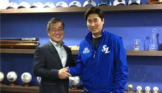 삼성으로 FA 이적한 우규민(오른쪽)이 김동환 삼성 라이온즈 대표이사와 악수를 하고 있다. 삼성 제공