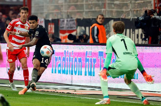 루이스 디아스의 우니온 베를린전 득점 장면. 각도가 없는 상황에서 때린 슈팅이 골문 오른쪽 상단 구석에 꽂혔다. 사진=AFP 연합뉴스